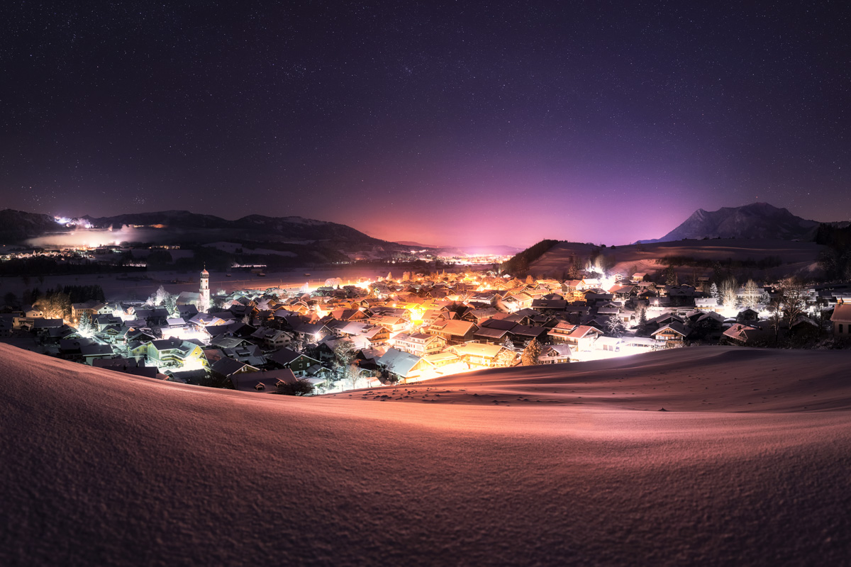 Sonthofen, Verschneites Altstädten unter dem Sternenhimmel bei Nacht, Winterliche Dorfidylle - Nachtfotografie Allgäu