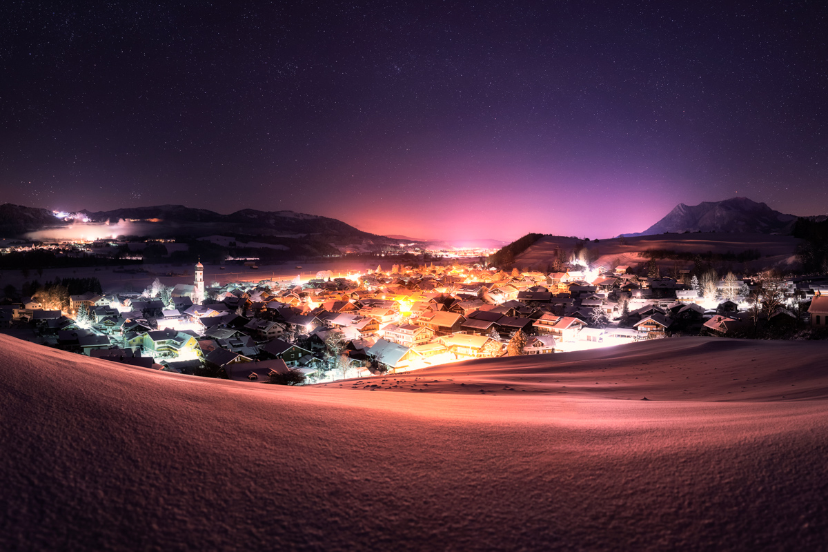 Altstädten bei Sonthofen im Winterschnee, Beleuchtetes Allgäuer Dorf unter violettem Nachthimmel, Stimmungsvolle Winternacht