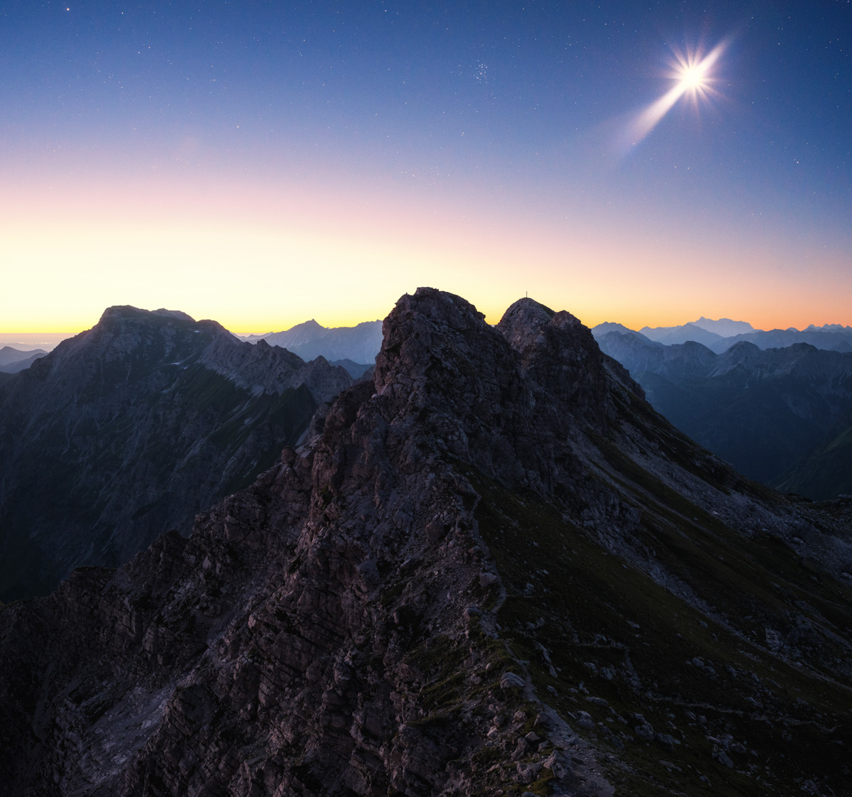 Hinterstein, Sternschnuppe über dem Hindelanger Klettersteig am Nebelhorn, Magische Sommernacht - Astrofotografie Allgäu