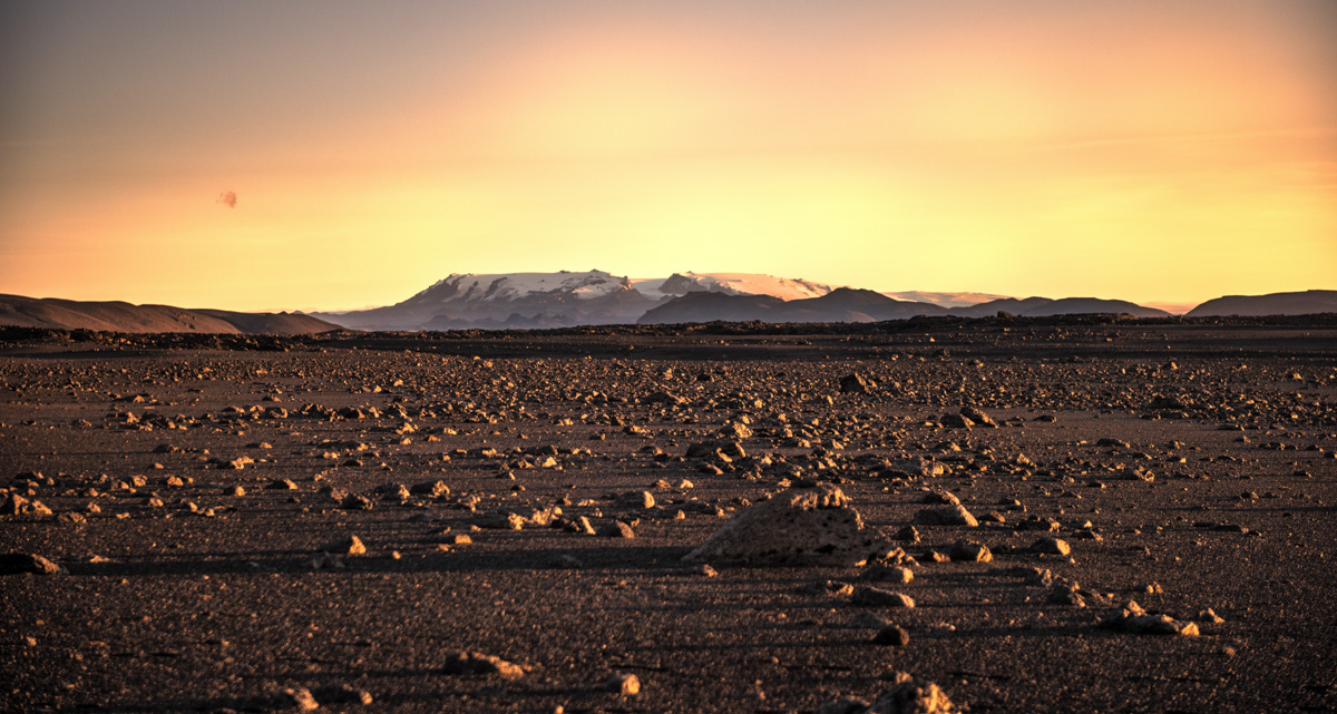 Hochland-Steinwüste bei Sonnenuntergang, Gletscher am Horizont, Goldenes Licht - Landschaftsfotografie Island