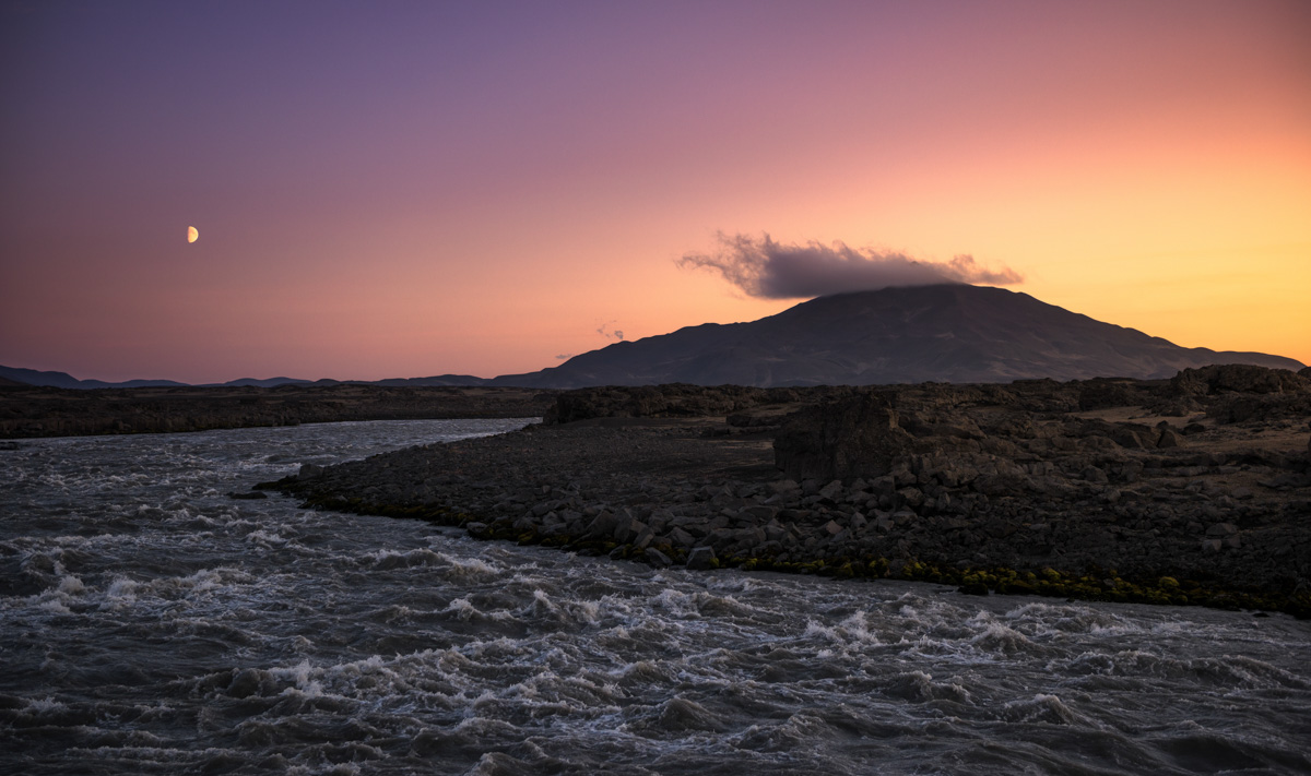 Gletscherfluss bei Sonnenuntergang, Halbmond über Vulkan, Lila Dämmerung - Landschaftsfotografie Island