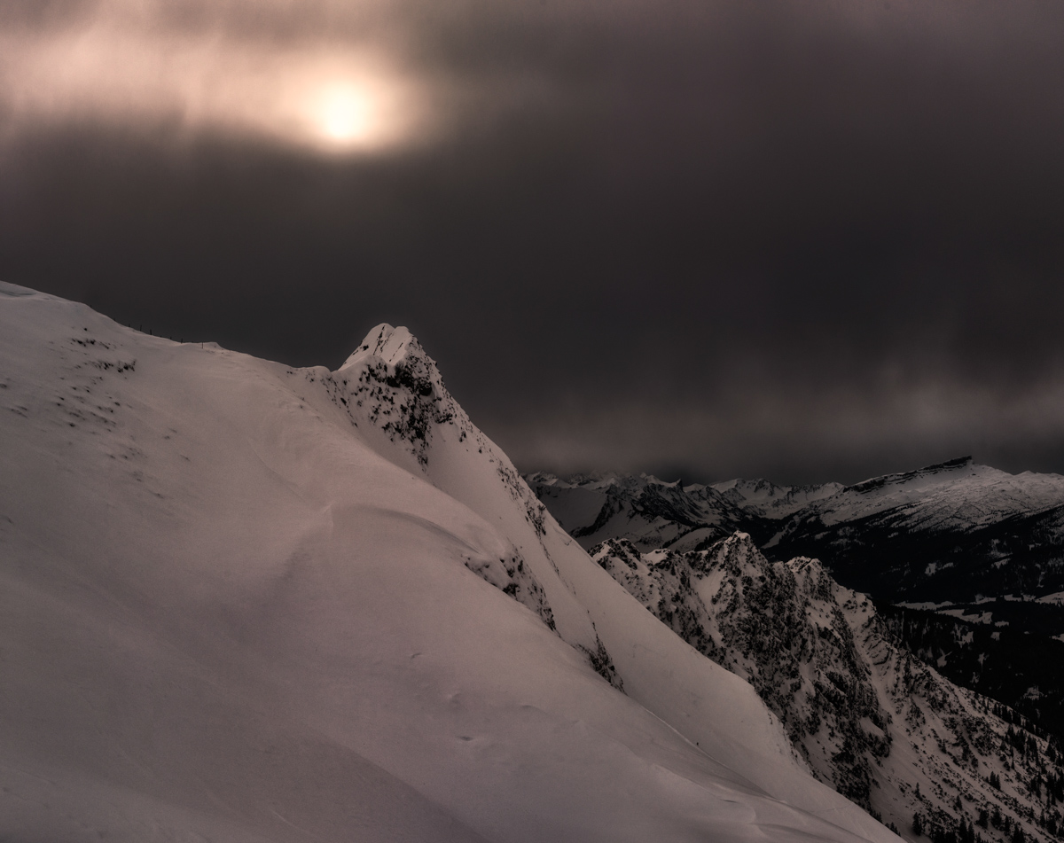 Oberstdorf, Nebelhorn im mystischen Winterlicht, Dunkle Wolken - Landschaftsfotografie Allgäu