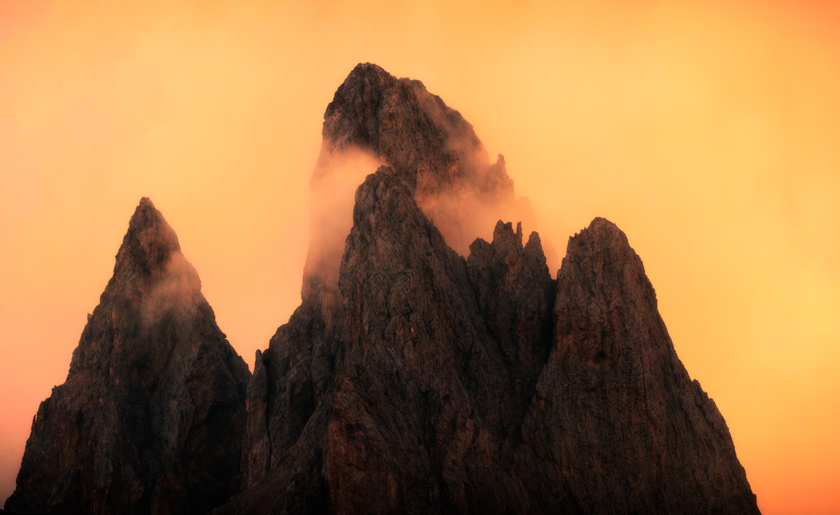 Dolomiten, Felstürme im orangefarbenen Alpenglühen, Sonnenaufgang - Landschaftsfotografie Südtirol