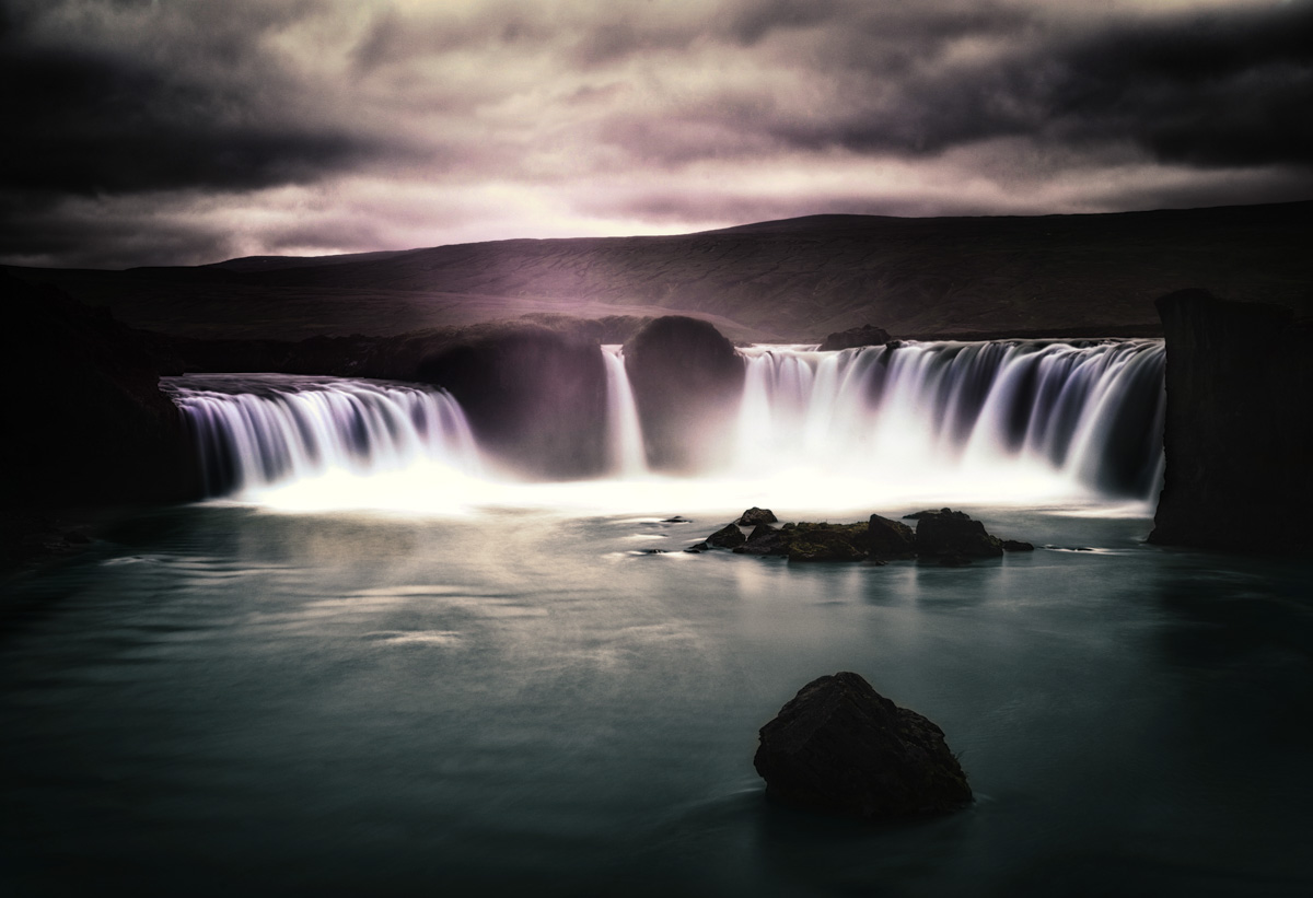 Goðafoss Wasserfall Langzeitbelichtung, Seidiges Wasser und dramatischer Himmel, Mystisch - Kunstfotografie Island