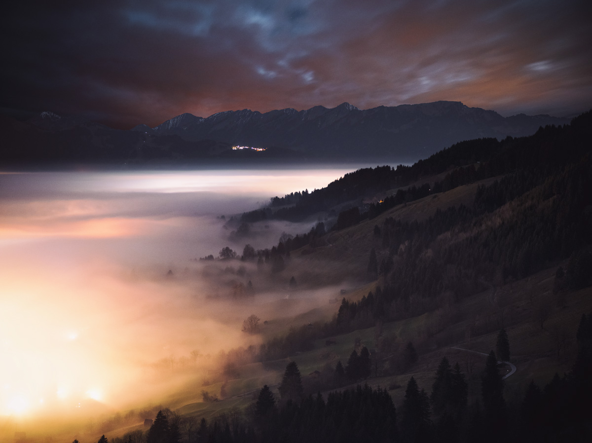 Hindelang, Mystisches Nebelmeer mit glühenden Tallichtern bei Nacht, Geheimnisvolle Sommerabendstimmung - Bergfotografie