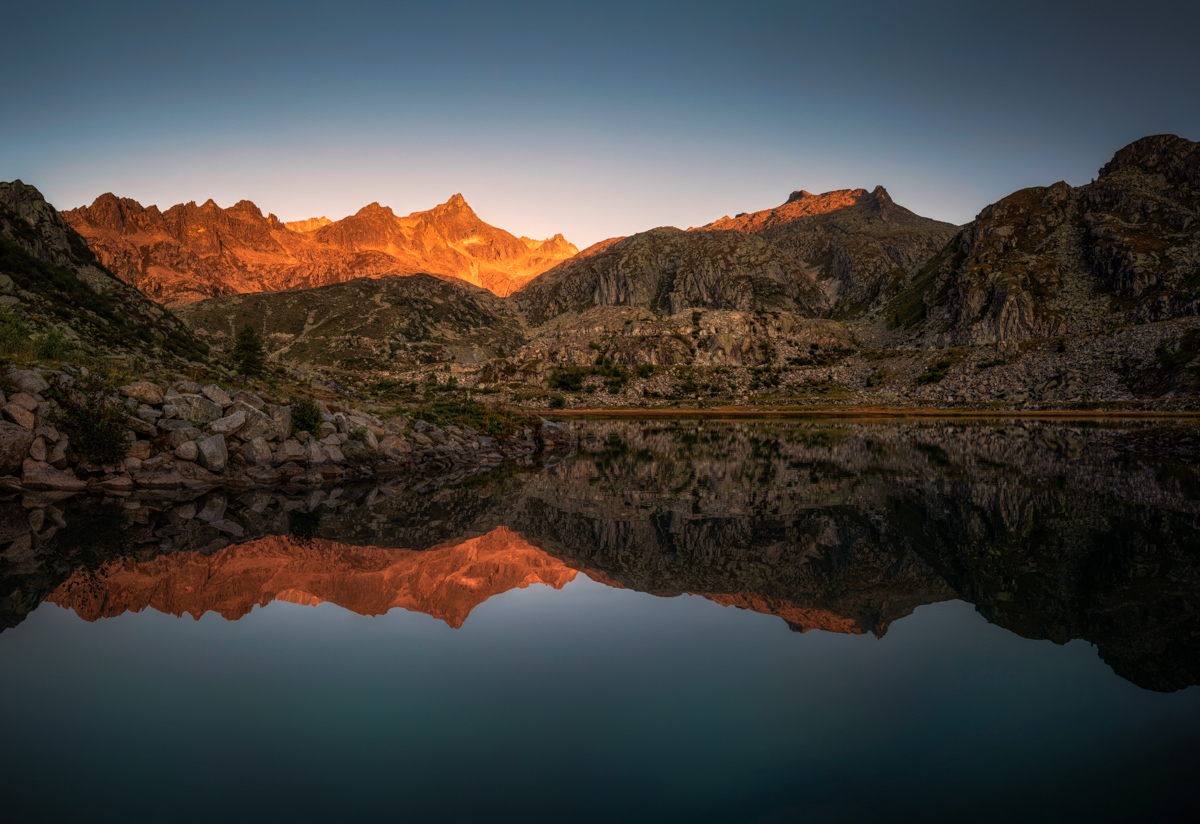 Dolomiten, Bergsee mit Spiegelung im Alpenglühen, Sonnenaufgang - Landschaftsfotografie Südtirol