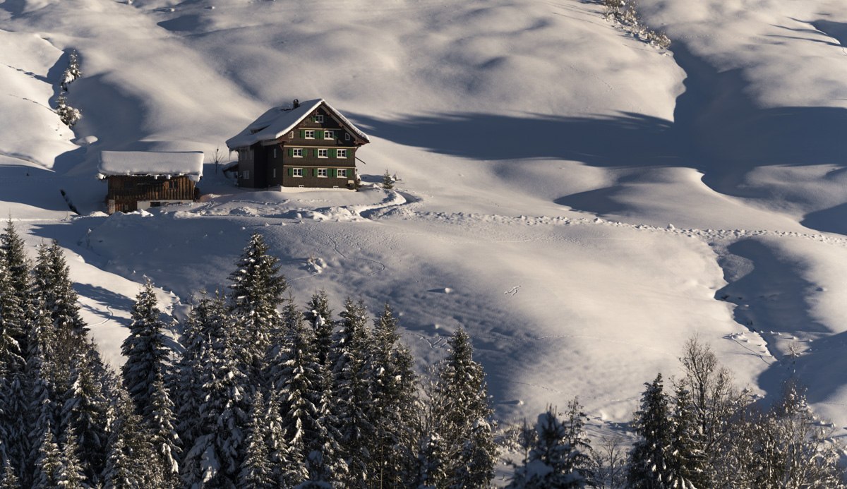 Kleinwalsertal, Verschneites Berghaus bei Riezlern am Ifen im Winterlicht, Alpine Winteridylle - Bergfotografie Vorarlberg