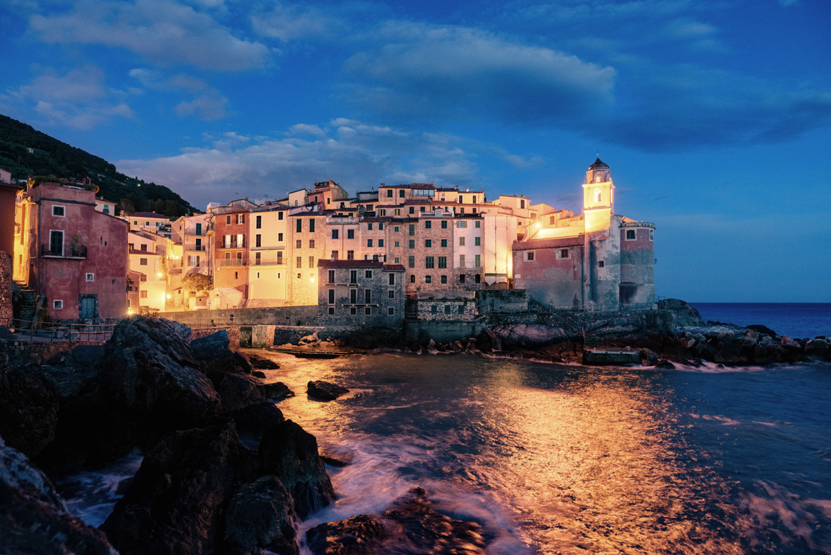 Tellaro Ligurien zur Blauen Stunde, Beleuchtete Küstenstadt am Meer, Italienische Riviera bei Nacht - Reisefotografie Italien