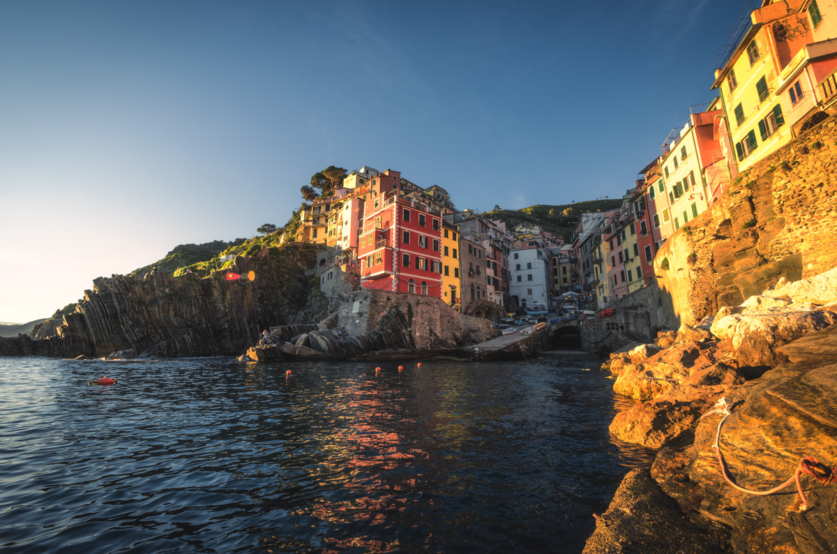 Riomaggiore Cinque Terre im Abendlicht, Bunte Häuser auf Klippen am Meer, Goldene Stunde an der Riviera - Reisefotografie