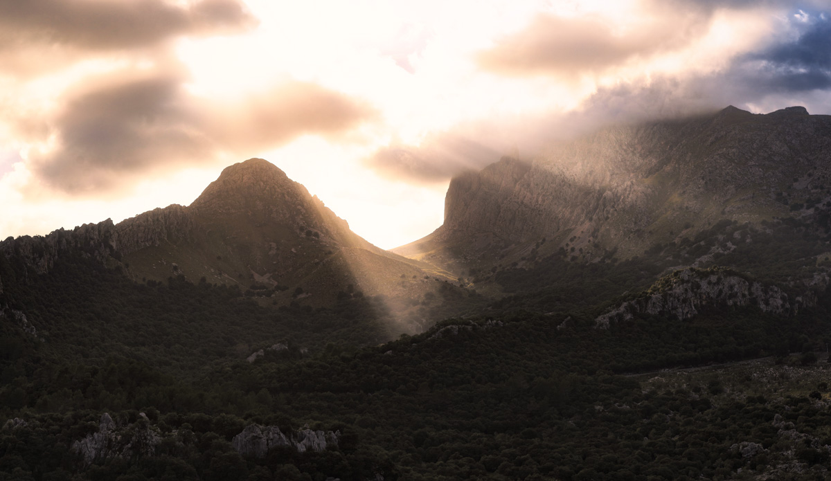 Mallorca Bergtal mit Lichtstrahlen, Serra de Tramuntana im Gegenlicht, Mystische Berglandschaft bei Sonnenuntergang