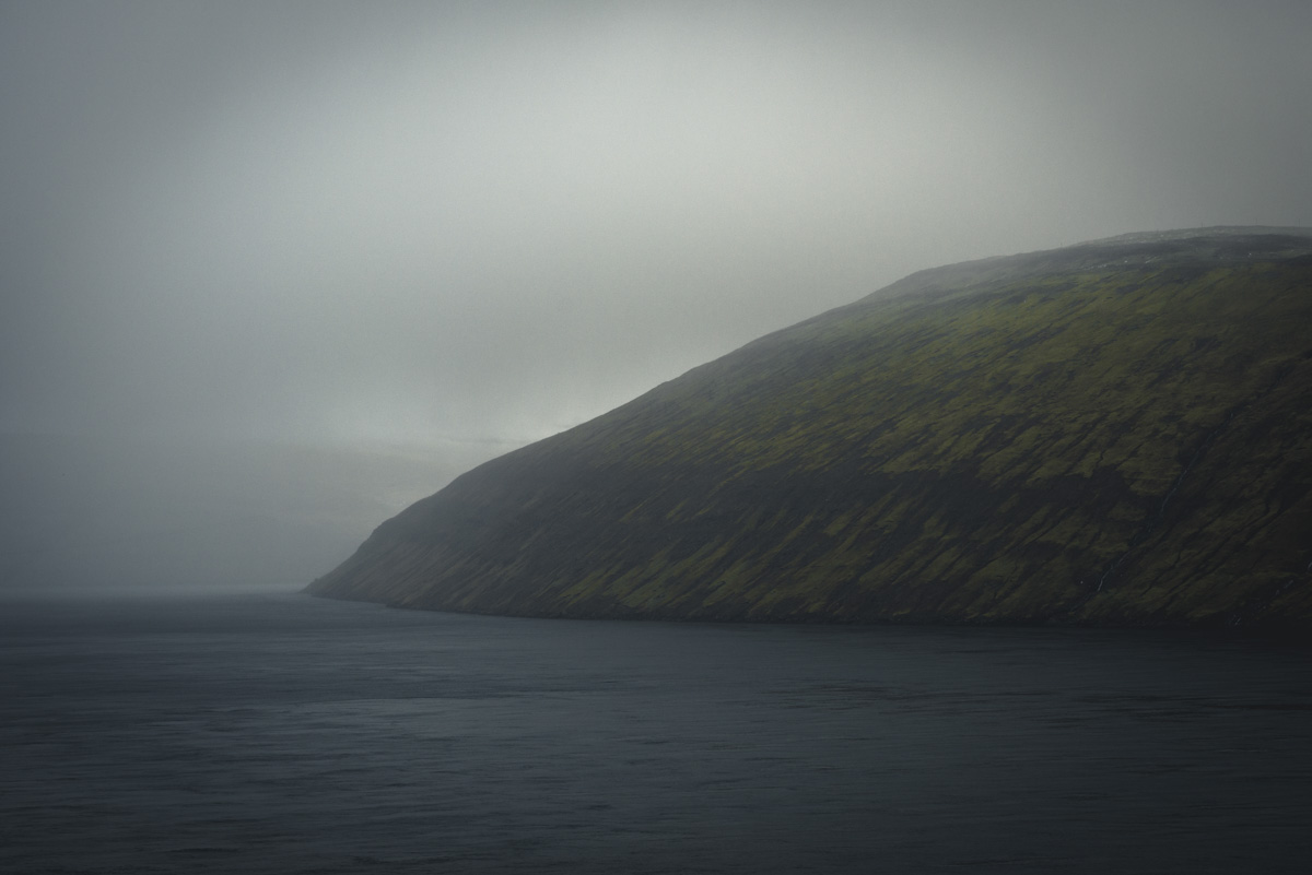 Färöer Inseln, Steiler Berghang im Fjordnebel, Minimalistisches Nebelstück - Landschaftsfotografie Nordatlantik