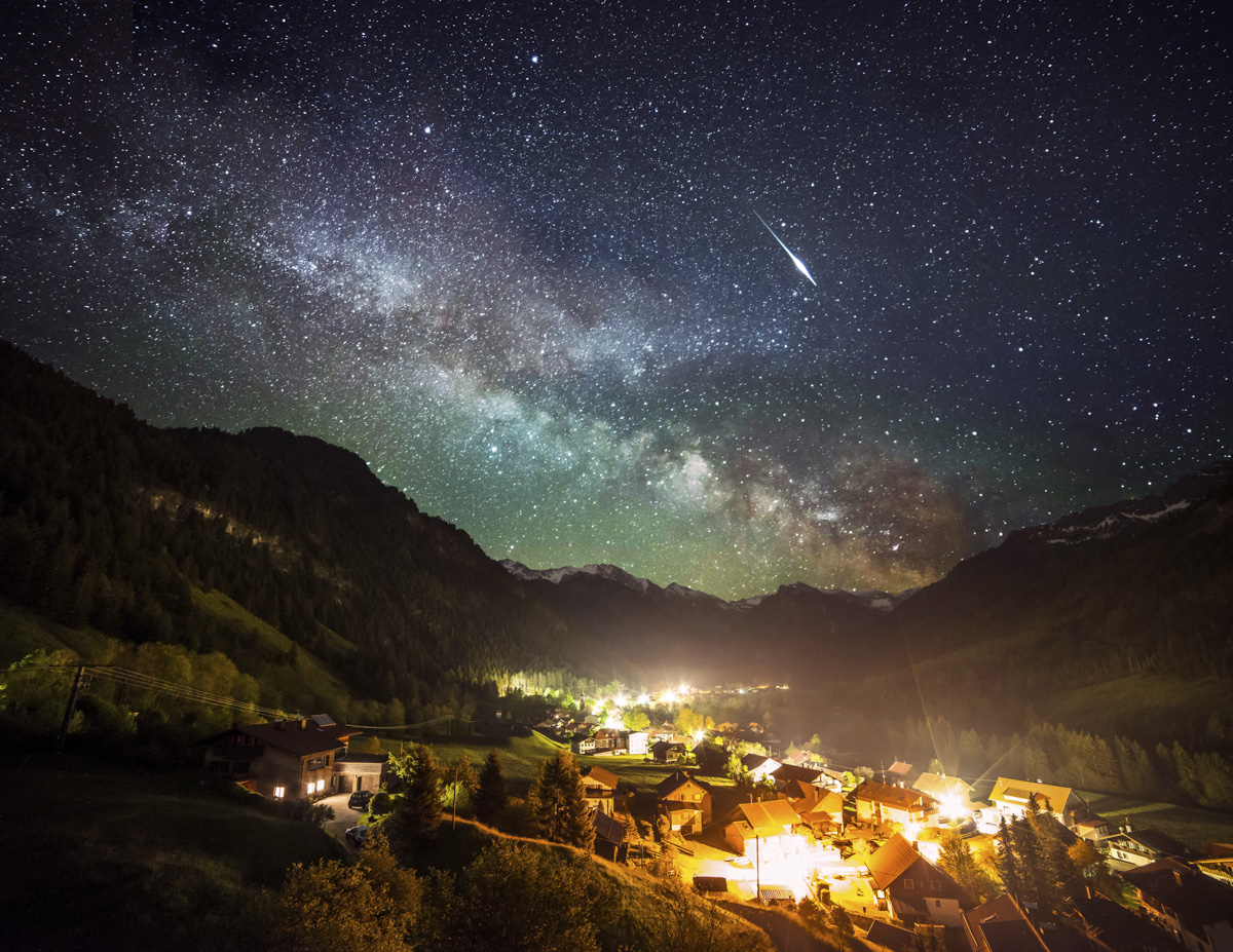 Hinterstein, Milchstraße und Sternschnuppe über dem Bergdorf bei Sommernacht, Kosmisches Schauspiel - Astrofotografie Allgäu