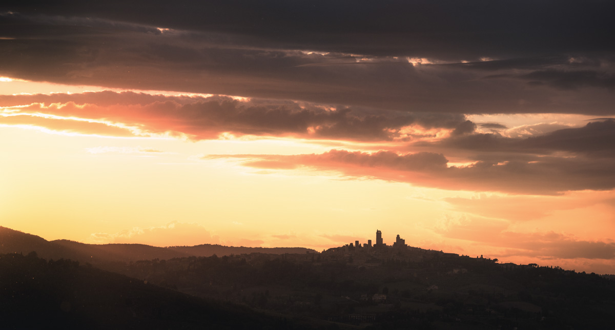 San Gimignano im Abendrot, Mittelalterliche Türme als Silhouette vor farbigem Himmel, Toskanische Dämmerung