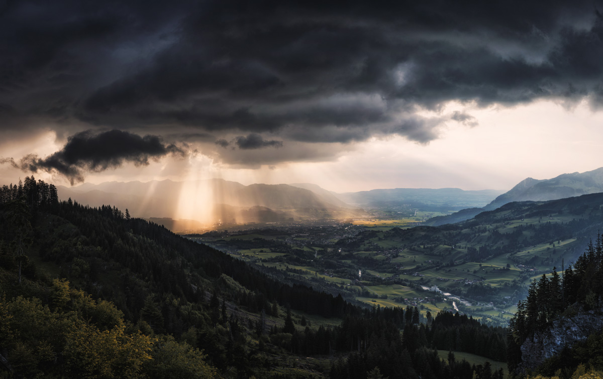 Hindelang, Sonnenstrahlen durchbrechen Gewitterwolken über dem grünen Tal, Göttliche Lichtstrahlen - Bergfotografie Allgäu