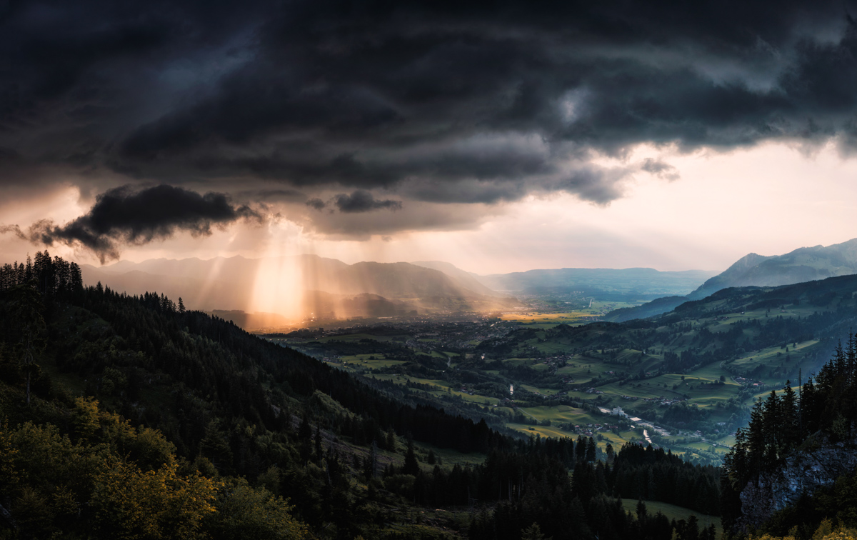Hindelang, Godrays über dem Oberallgäuer Tal, Gewitterstimmung - Landschaftsfotografie Allgäu
