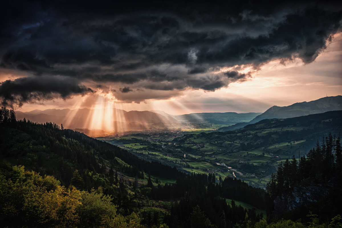 Hindelang, Sonnenstrahlen über dem Ostrachtal, Dramatische Gewitterwolken - Landschaftsfotografie Oberallgäu