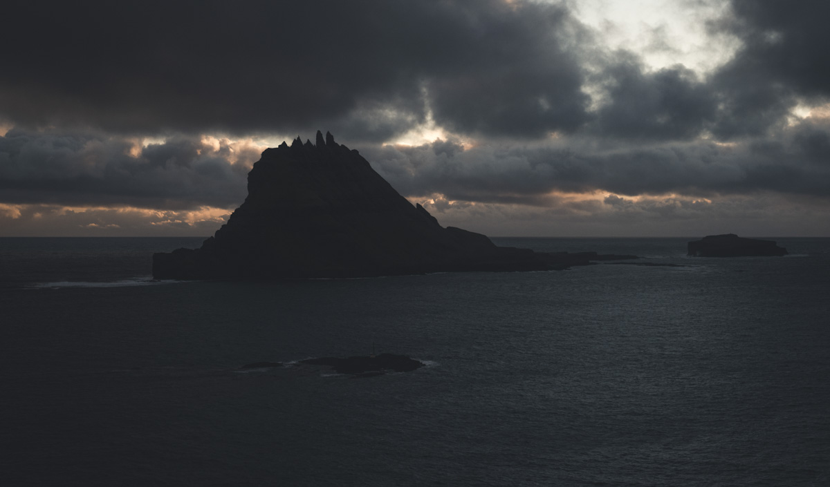 Tindhólmur Färöer, Dramatische Silhouette der gezackten Felsinsel im Gegenlicht, Mystisch - Landschaftsfotografie