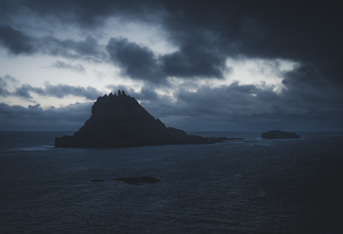 Tindhólmur Nacht, Felsinsel im nachtblauen Nordatlantik unter Wolkendecke, Düster - Landschaftsfotografie Färöer