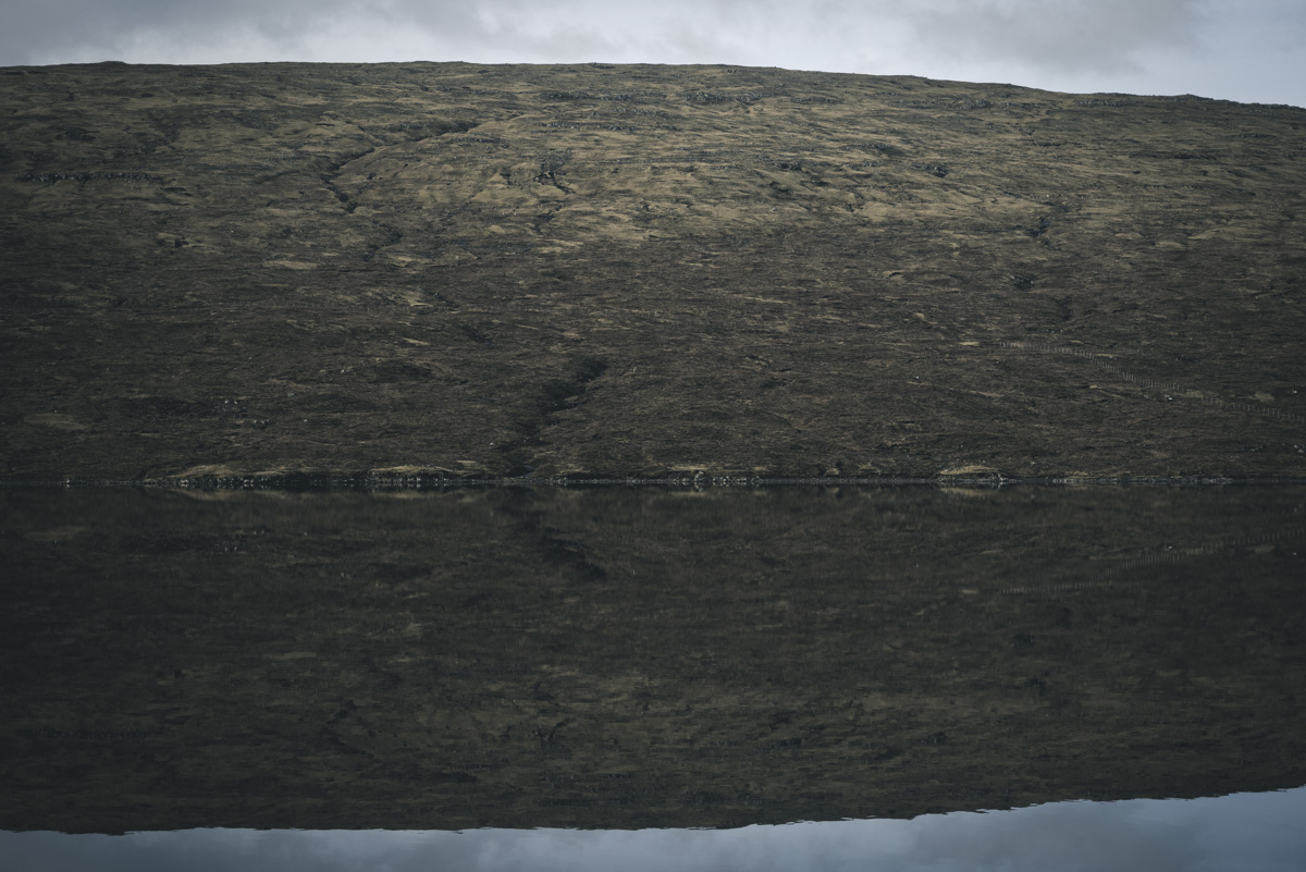 Färöer Bergspiegelung, Dunkler Berg im stillen See als perfekte Symmetrie, Minimalistisch - Landschaftsfotografie