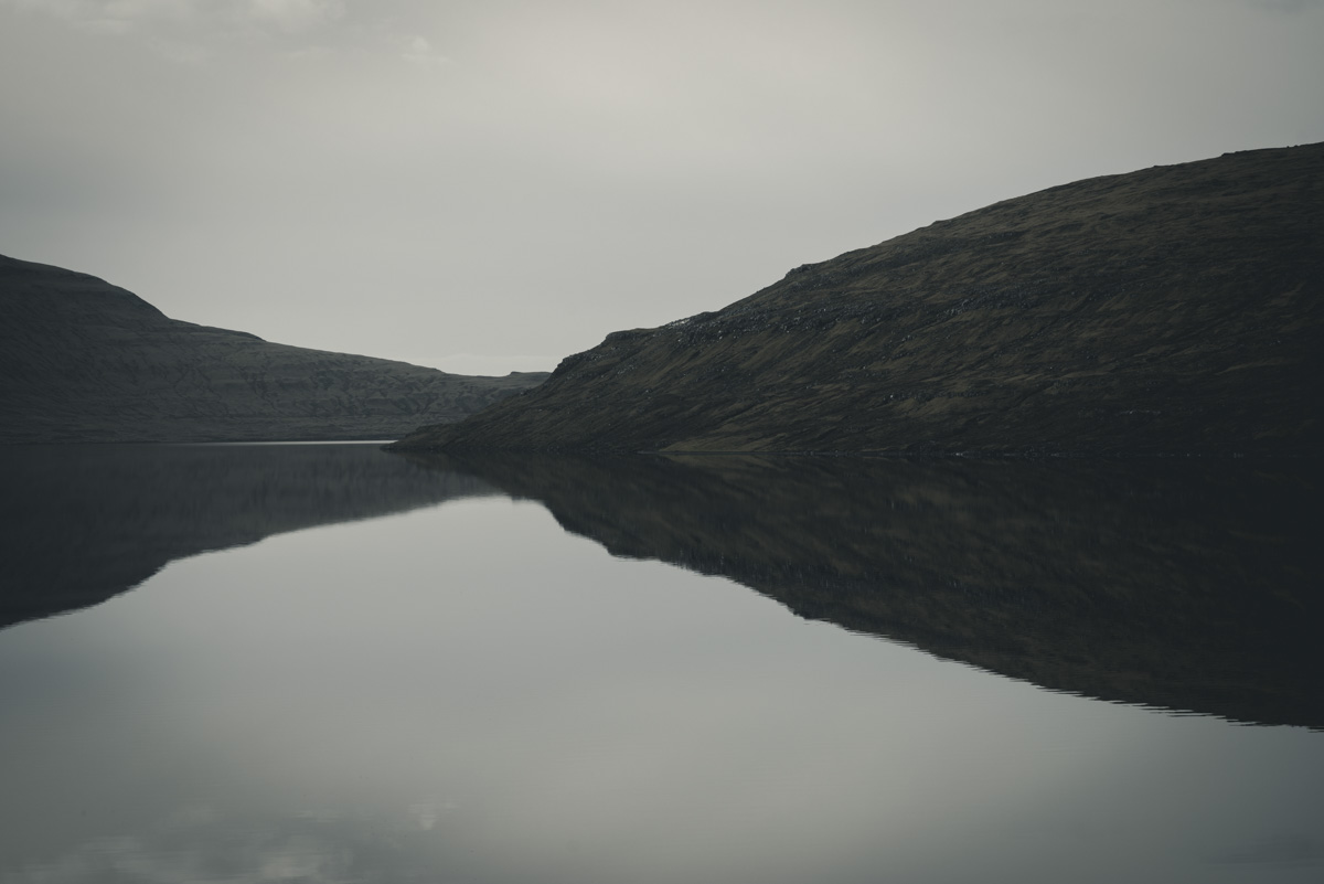 Färöer Fjord, Dunkle Berge über stillem Fjord mit perfekter Spiegelung, Düster - Landschaftsfotografie Nordatlantik
