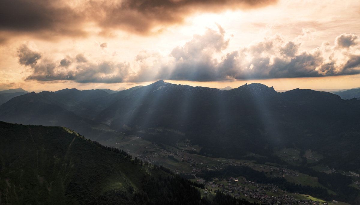 Kleinwalsertal, Godrays über Kanzelwand und Widderstein bei Riezlern, Dramatische Lichtstrahlen - Bergfotografie Vorarlberg