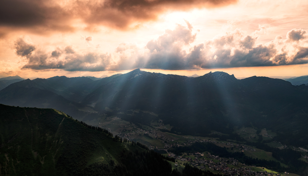 Kleinwalsertal, Sonnenstrahlen über Riezlern, Kanzelwand und Fellhorn - Bergfotografie Vorarlberg