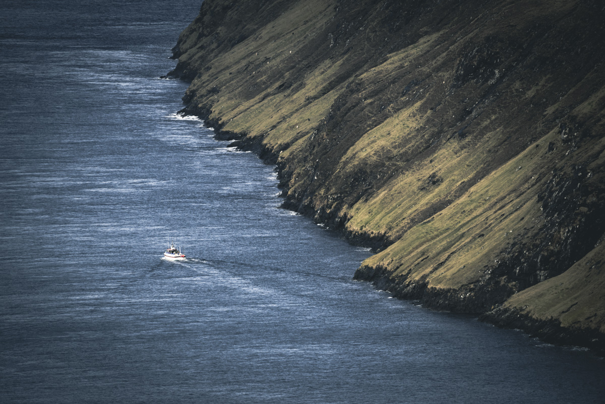 Färöer Fischerboot, Boot entlang steiler Küste im tiefblauen Nordatlantik, Abenteuerlich - Landschaftsfotografie Nordatlantik
