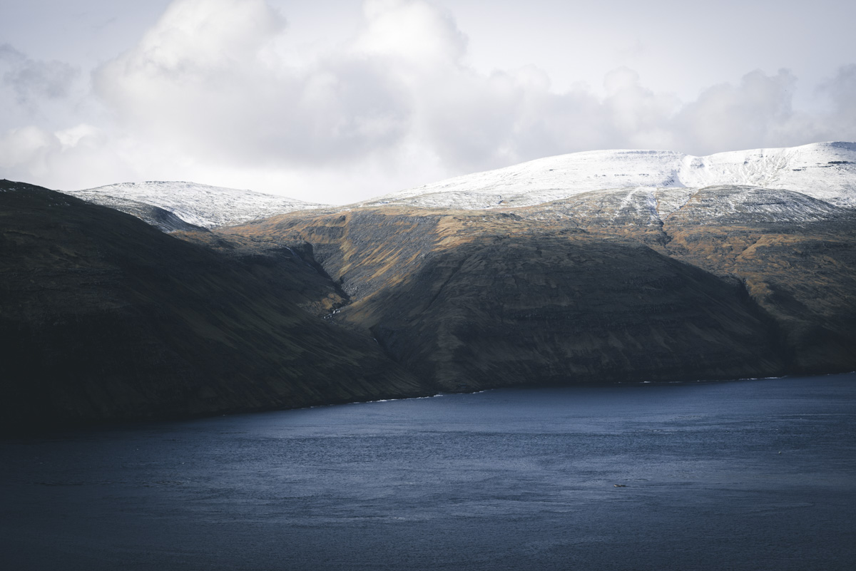 Färöer Bergpanorama, Schneebedeckte Berge über tiefblauem Fjord mit Schluchten, Imposant - Landschaftsfotografie Nordatlantik