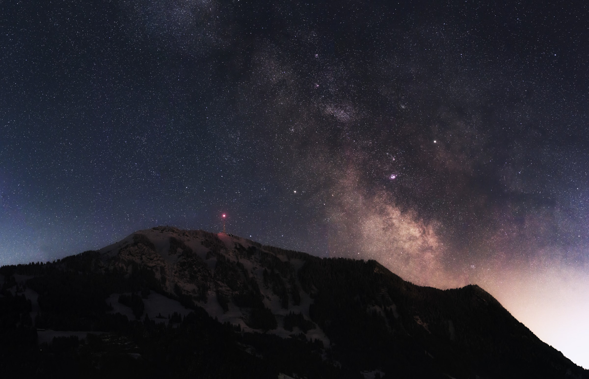 Grünten, Milchstraße über verschneitem Gipfel, Winternacht - Astrofotografie Oberallgäu