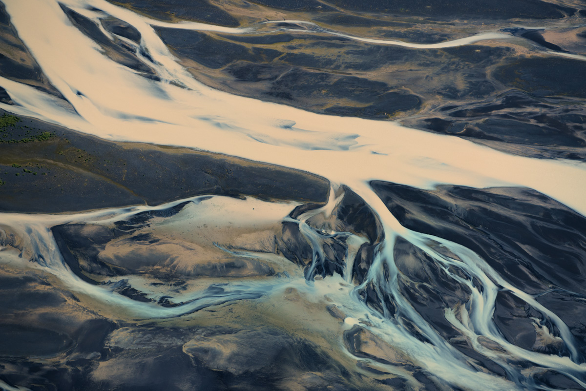 Gletscherfluss-Delta aus der Luft, Weiße Flussarme in schwarzem Vulkansand, Abstrakt - Kunstfotografie Island