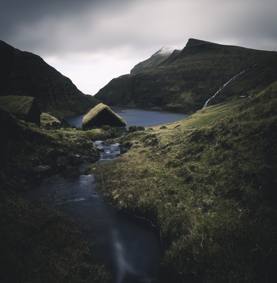 Saksun Färöer, Grasdachhäuser am Bach mit Bergsee Saksunardalur und Wasserfall, Mystisch - Landschaftsfotografie Streymoy