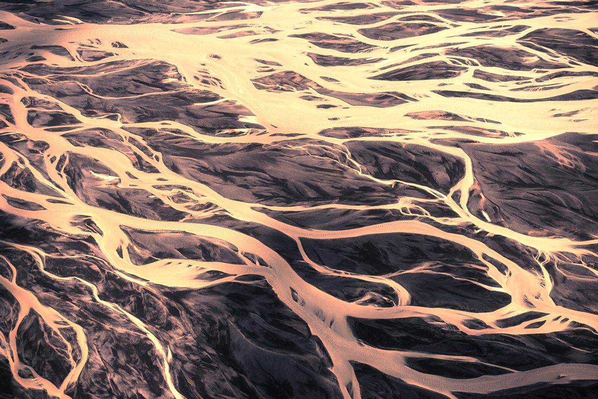 Gletscherfluss-Delta bei Sonnenuntergang, Goldene Flussadern in dunklem Sand, Abstrakt - Kunstfotografie Island