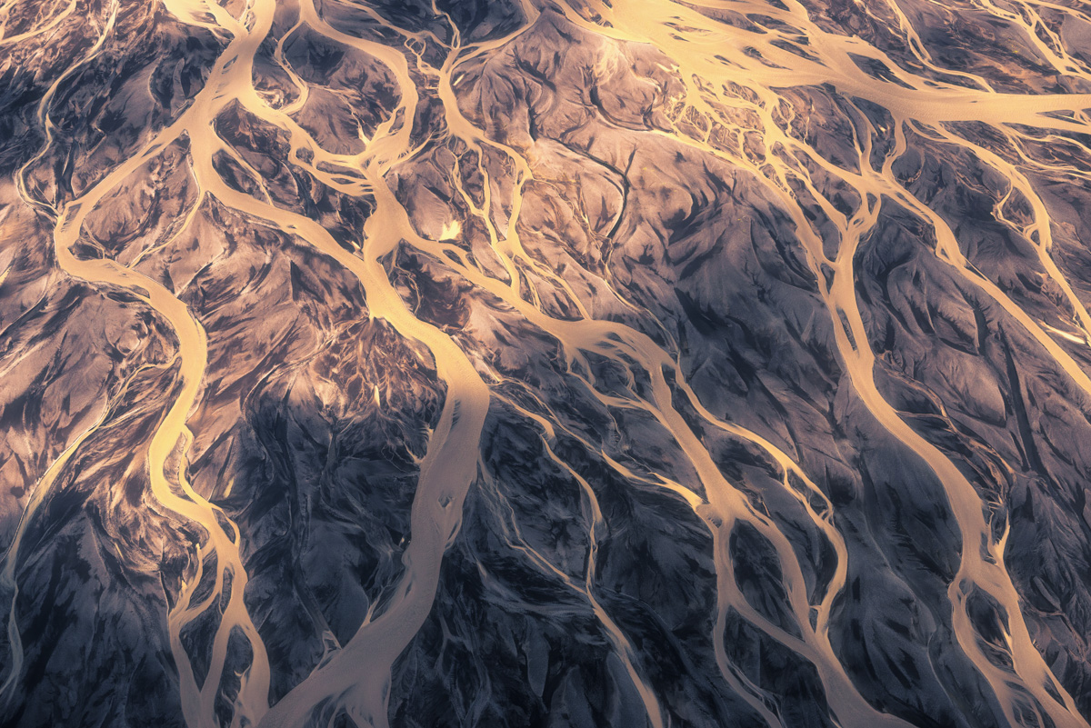 Gletscherfluss-Delta Adern, Goldene Wasserläufe in blaugrauem Vulkansand, Abstrakt - Kunstfotografie Island