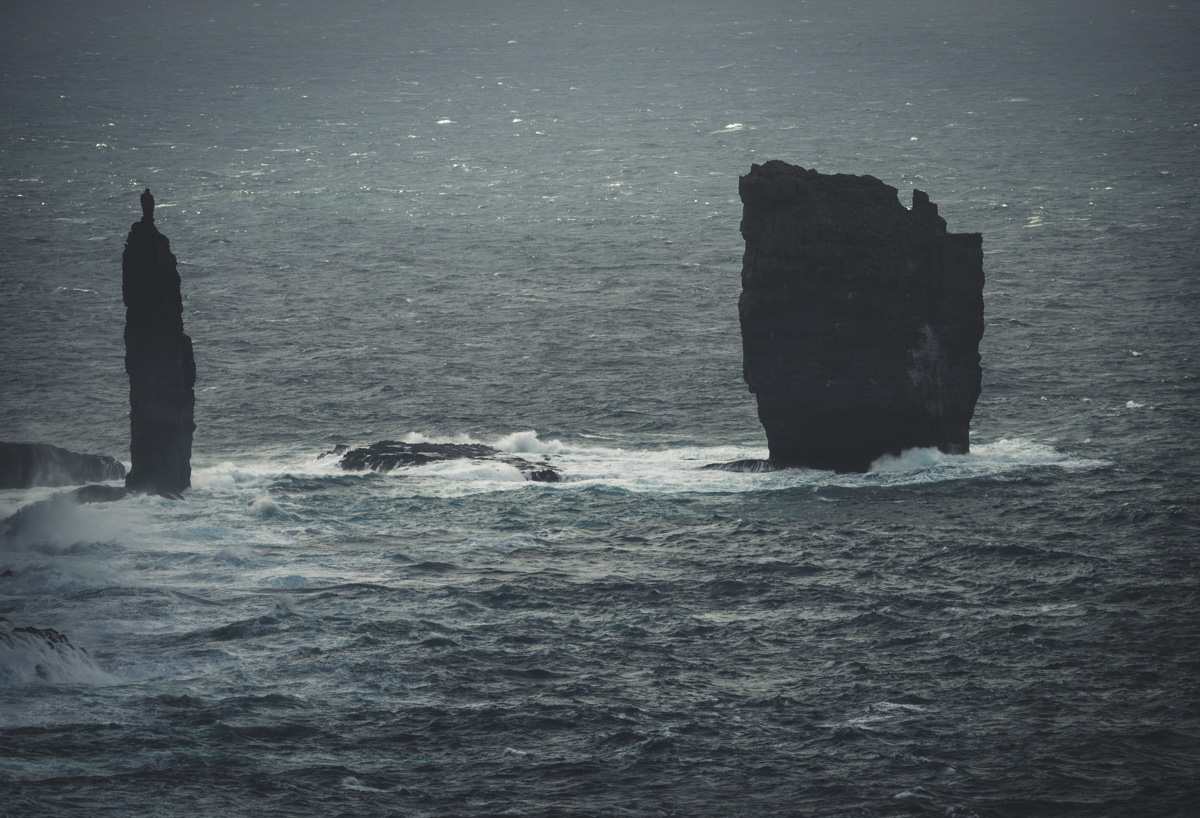 Färöer Sea Stacks, Felsnadel und Felsklotz in stürmischer Brandung, Wild - Landschaftsfotografie Nordatlantik