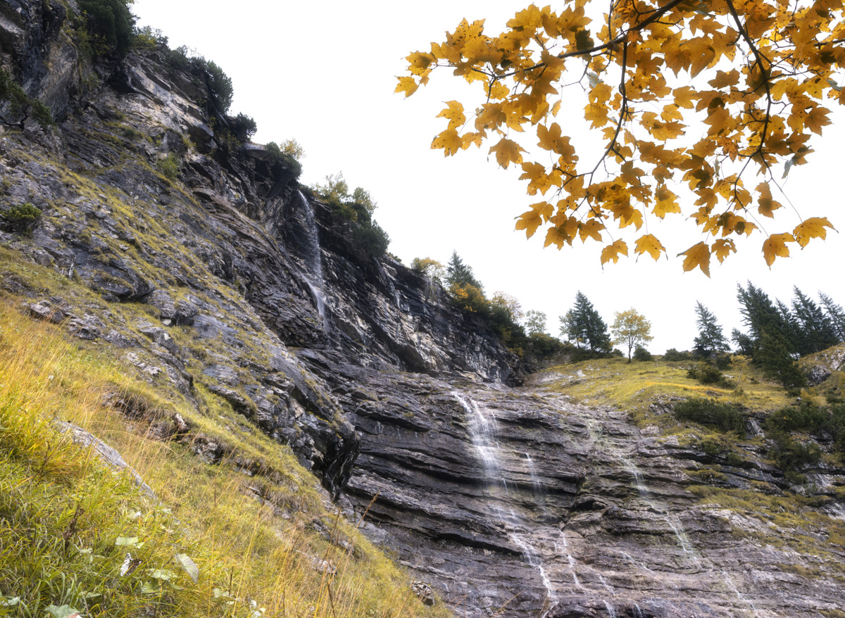 Hinterstein, Felswand mit Herbstlaub, Goldener Oktober - Landschaftsfotografie Oberallgäu