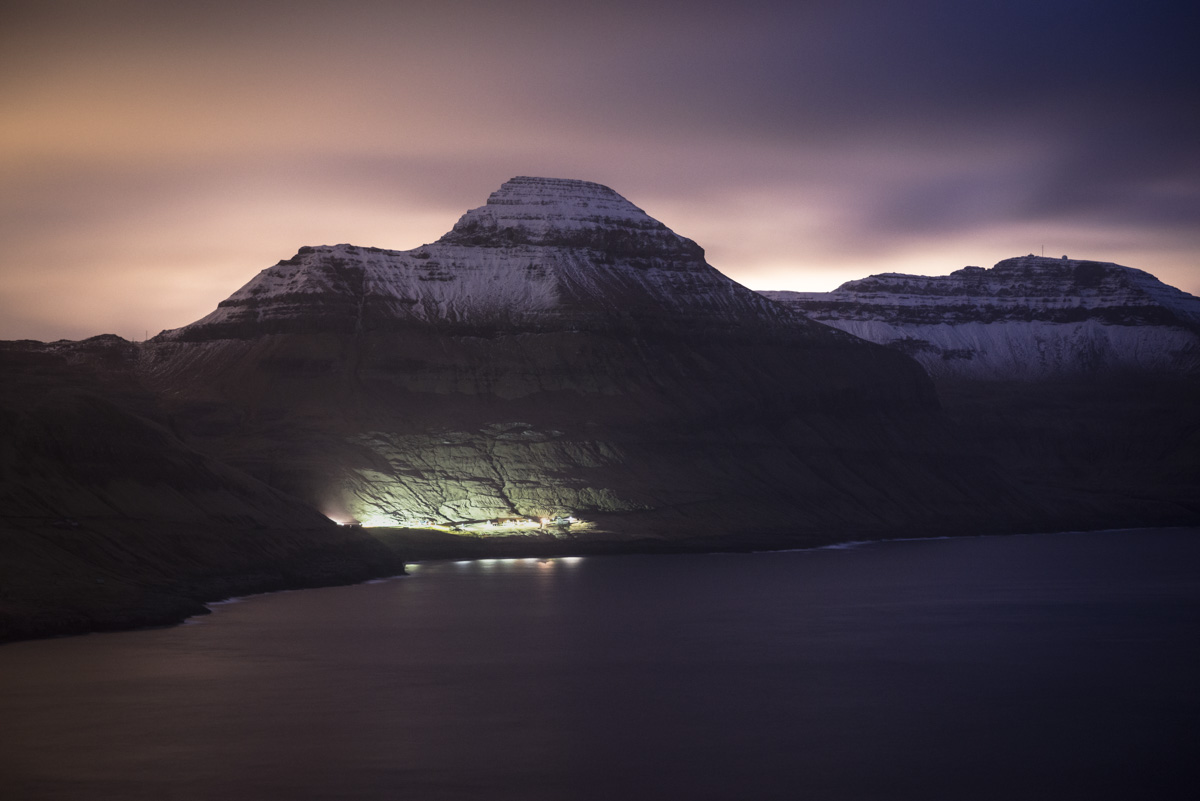 Färöer Nacht, Beleuchtetes Dorf am Fuß des Pyramidenbergs über dem Fjord, Magisch - Landschaftsfotografie Nordatlantik