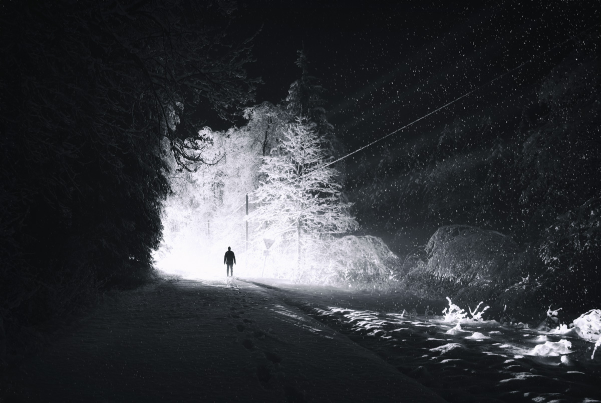 Hinterstein, Einsamer Wanderer im Schneesturm, Winternacht - Nachtfotografie Oberallgäu