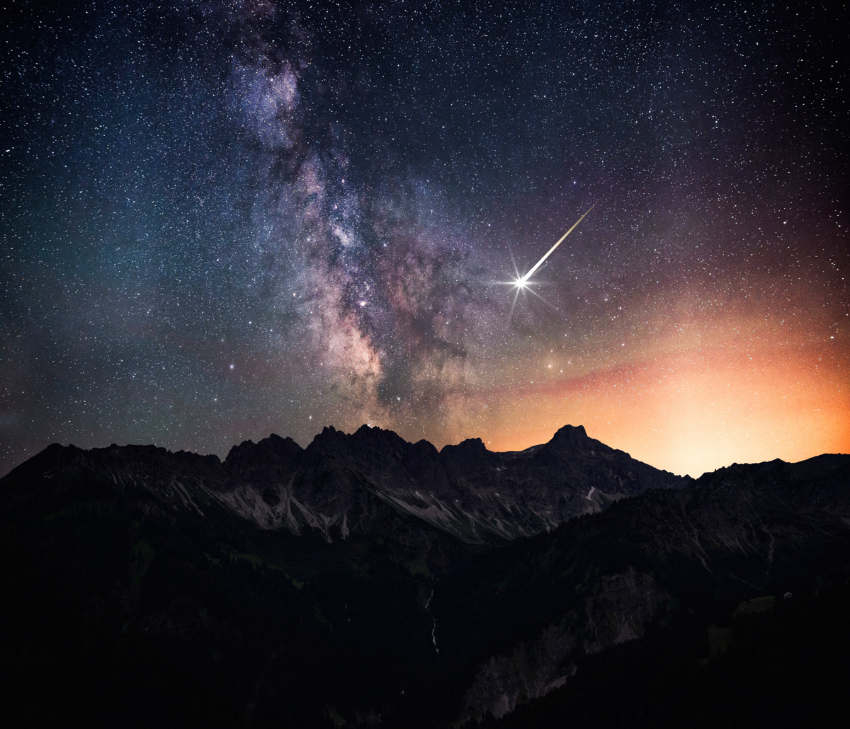 Milchstraße und Sternschnuppe über den Pfannenhölzern, Bergkette bei Hinterstein unter kosmischem Himmel