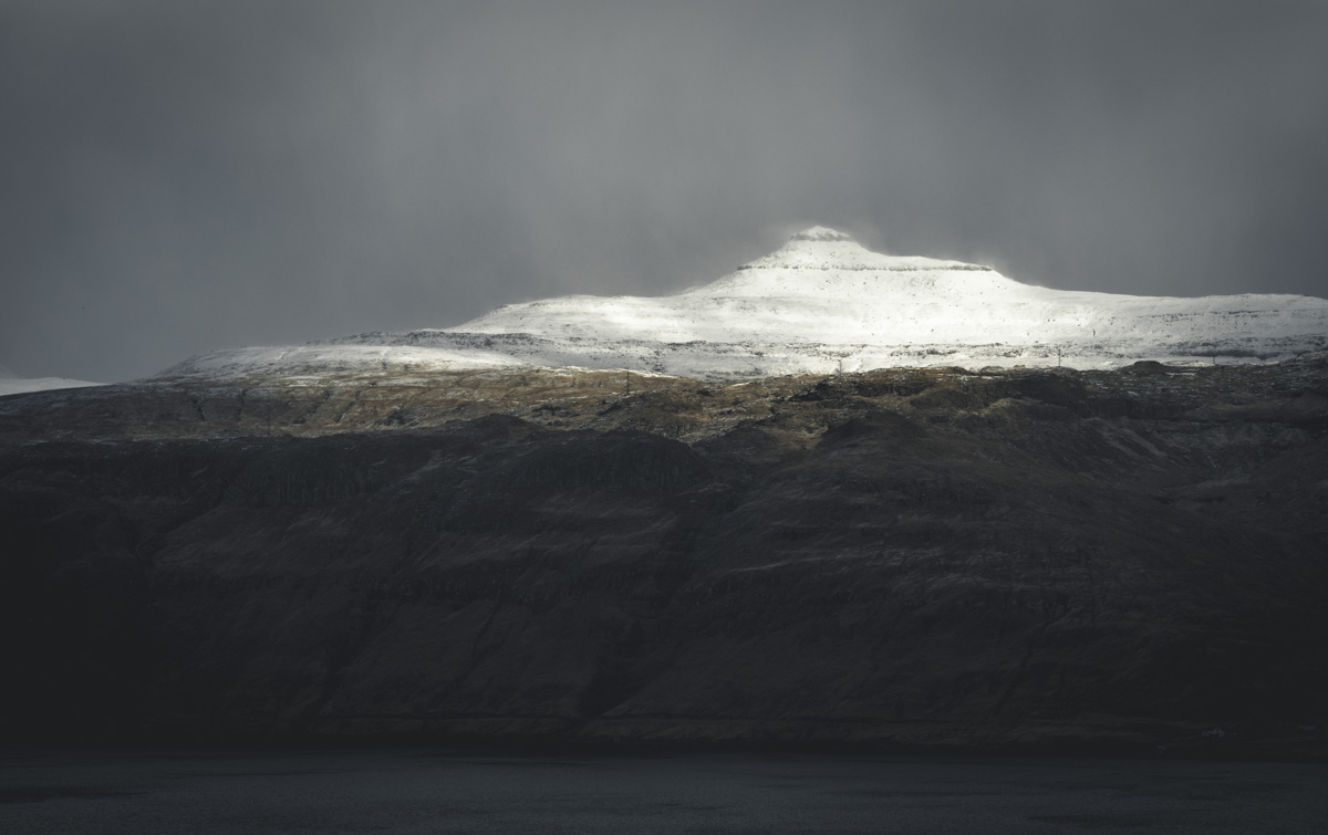 Färöer, Schneebedeckter Berggipfel im dramatischen Licht, Low-Key Bergportrait - Bergfotografie Färöer-Inseln