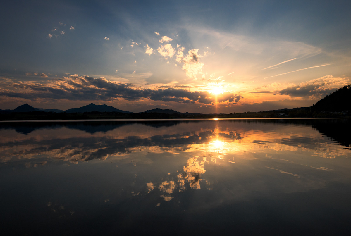 Hopfensee, Sonnenuntergang mit Alpenglühen, Spiegelung im Bergsee - Landschaftsfotografie Ostallgäu