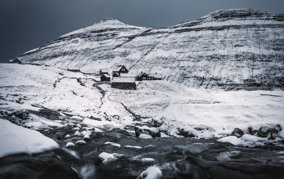 Färöer, Verschneites Dorf mit Holzhäusern am Schichtberg, Winterliche Dorfidylle - Architekturfotografie Färöer-Inseln