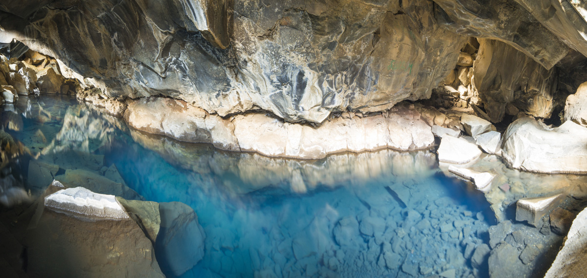 Grjótagjá Lavahöhle, Türkisblaues Thermalwasser unter Felsen, Geothermie - Naturfotografie Island