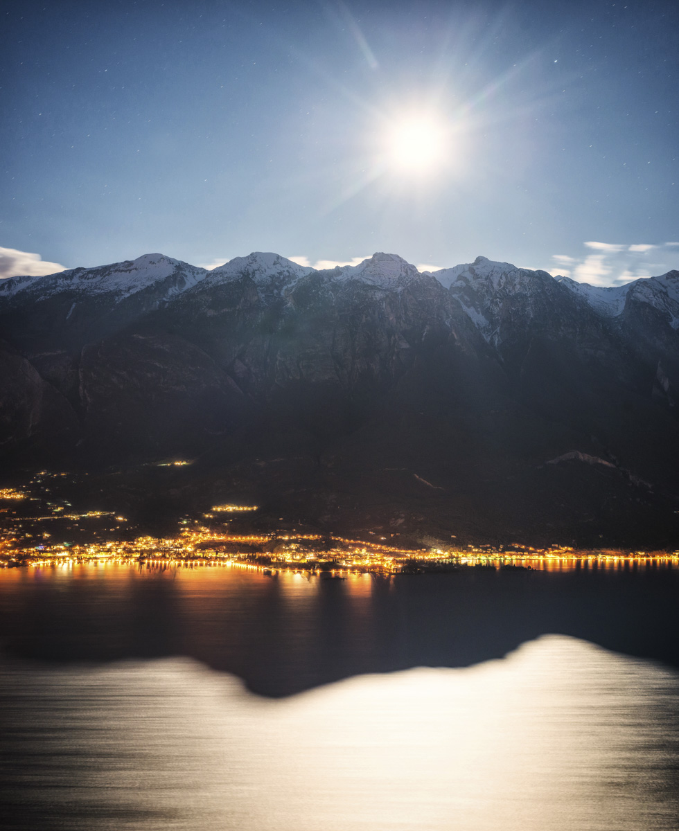 Gardasee, Mondschein über verschneiten Gipfeln, Nächtliche Seepromenade - Nachtfotografie Dolomiten