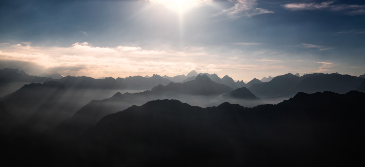 Oberstdorf, Bergsilhouetten im Nebelmeer mit Sonnenstrahlen, Sommer - Landschaftsfotografie Allgäu