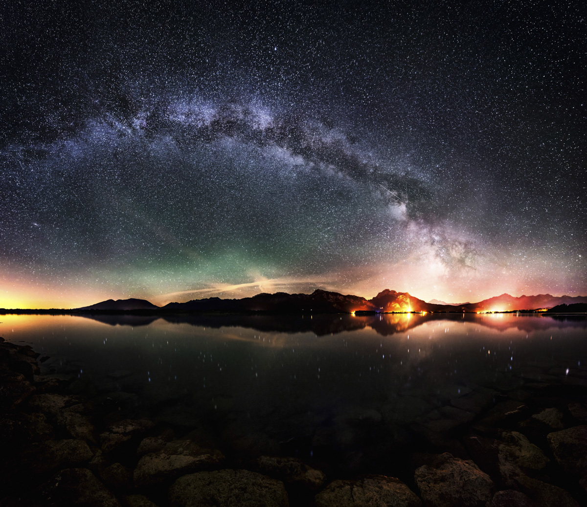 Forggensee, Milchstraßenbogen über dem Alpenpanorama, Sternennacht - Astrofotografie Ostallgäu
