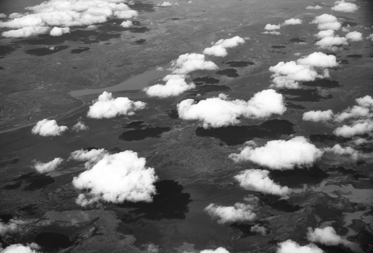 Island aus großer Höhe, Wolken über Hochebene und Seen, Luftaufnahme - Kunstfotografie Island