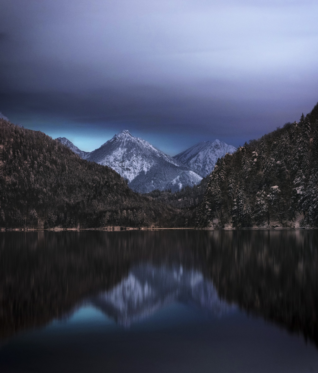 Neuschwanstein, Winterliches Schloss am verschneiten Bergsee, Blaue Stunde - Landschaftsfotografie Füssen
