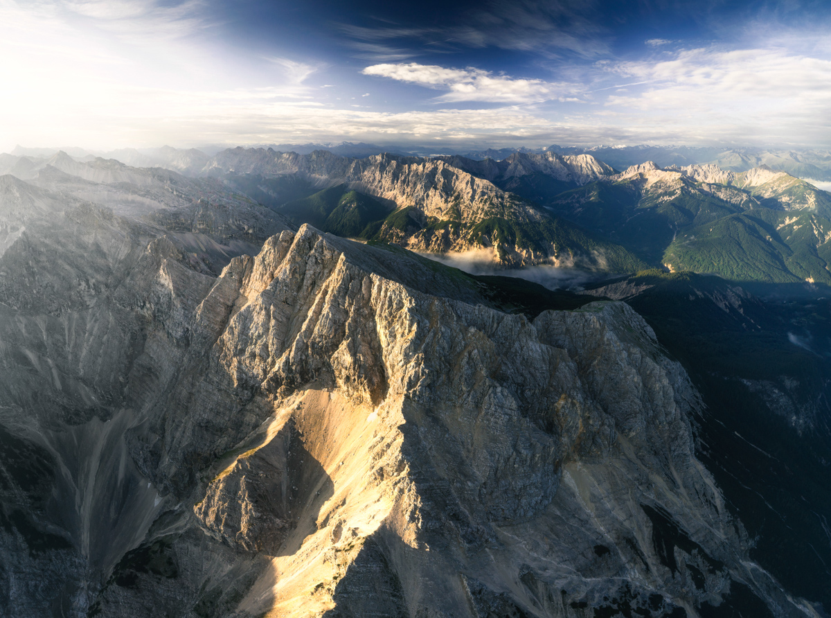 Mittenwald, Karwendel-Felsmassiv im Sommerlicht, Luftbildpanorama - Landschaftsfotografie Oberbayern