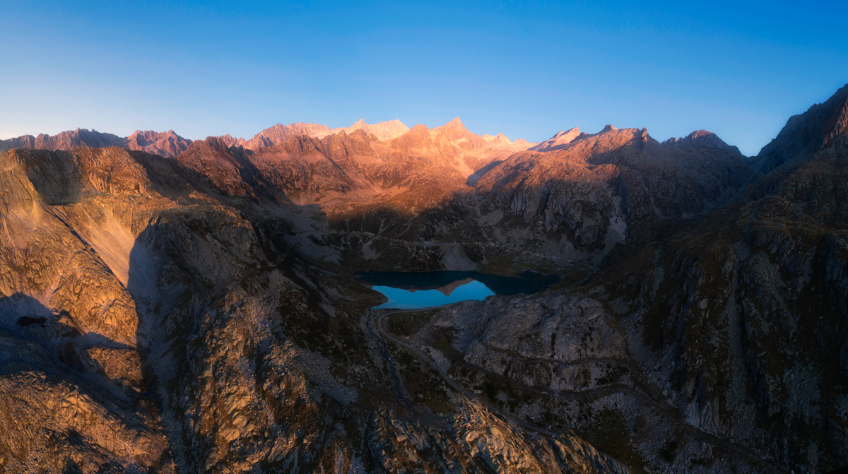 Dolomiten, Türkiser Bergsee im goldenen Alpenglühen, Sommer - Landschaftsfotografie Südtirol