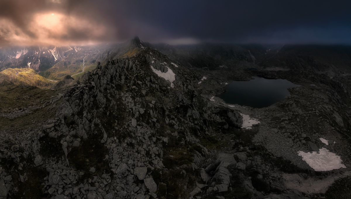 Dolomiten, Zerklüftete Felsgipfel im Gewitterlicht, Hochalpiner Bergsee - Landschaftsfotografie Südtirol